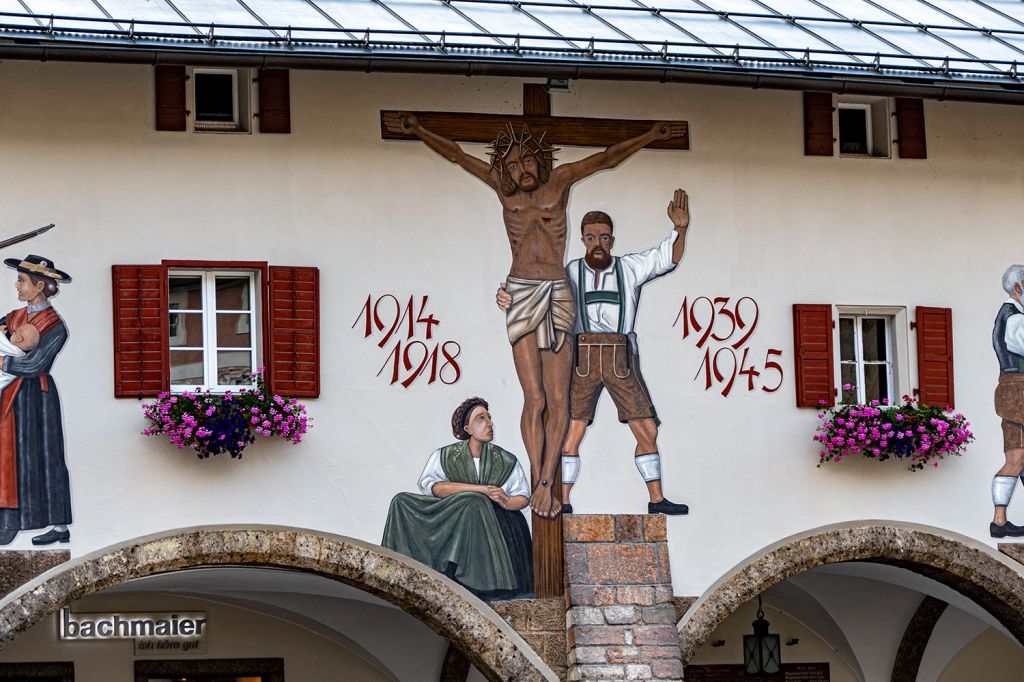 Königliches Schloss - Berchtesgaden - Detailreiche Fassaden-Malereien sind zu bewundern. - © alpintreff.de - Christian Schön